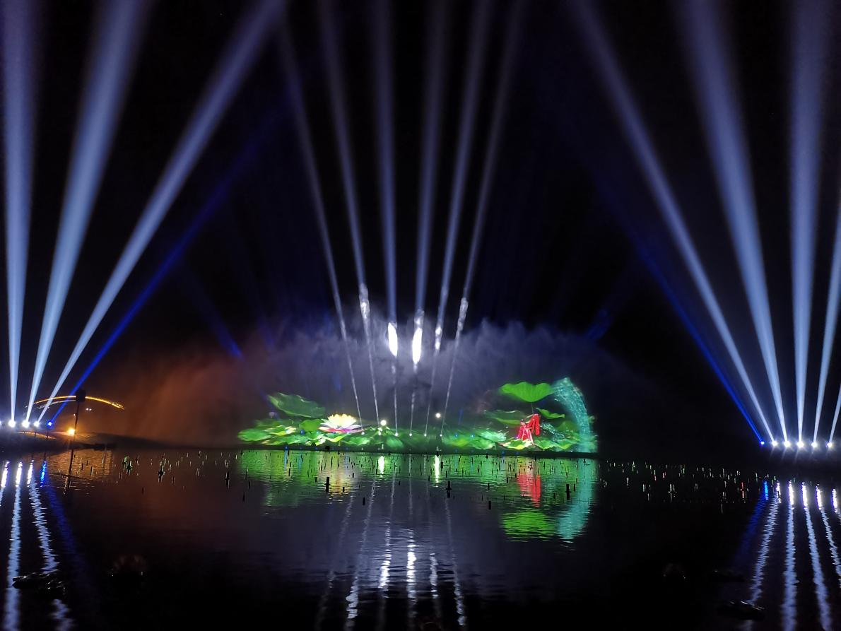 由白寶強導(dǎo)演的蓮花湖圣蓮華彩水水舞光影秀在達州蓮花湖上演(圖10)