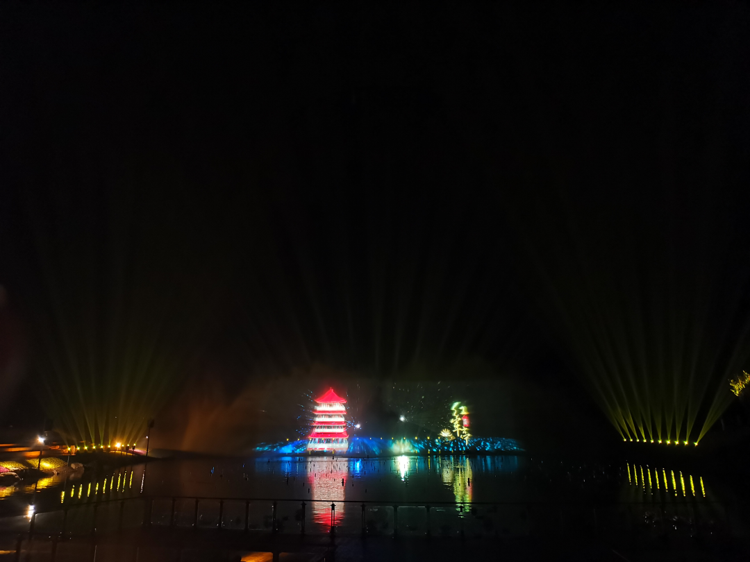 由白寶強導(dǎo)演的蓮花湖圣蓮華彩水水舞光影秀在達州蓮花湖上演(圖12)